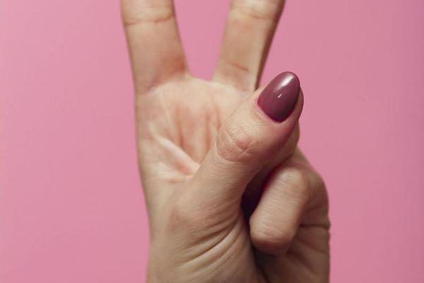 揭秘食指往中指歪的女人命运：生活、事业与情感的奥秘