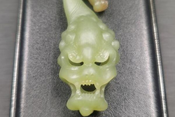炉中火命与和田玉：佩戴的选择与寓意解析