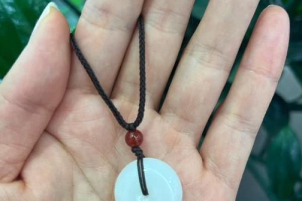 路旁土命与玉石的完美结合：适合佩戴的玉石推荐