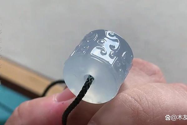 路旁土命与玉石的完美结合：适合佩戴的玉石推荐