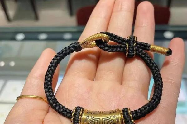 命硬的男人适合佩戴的饰品：助你转运、提升魅力的选择