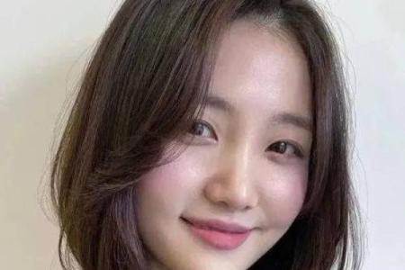 头发厚重的女孩：命运与气质的独特魅力