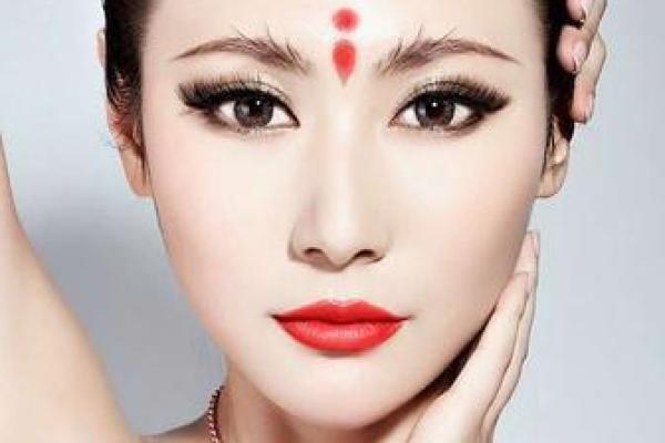 探秘桃花眼：揭示女人魅力背后的命理密码